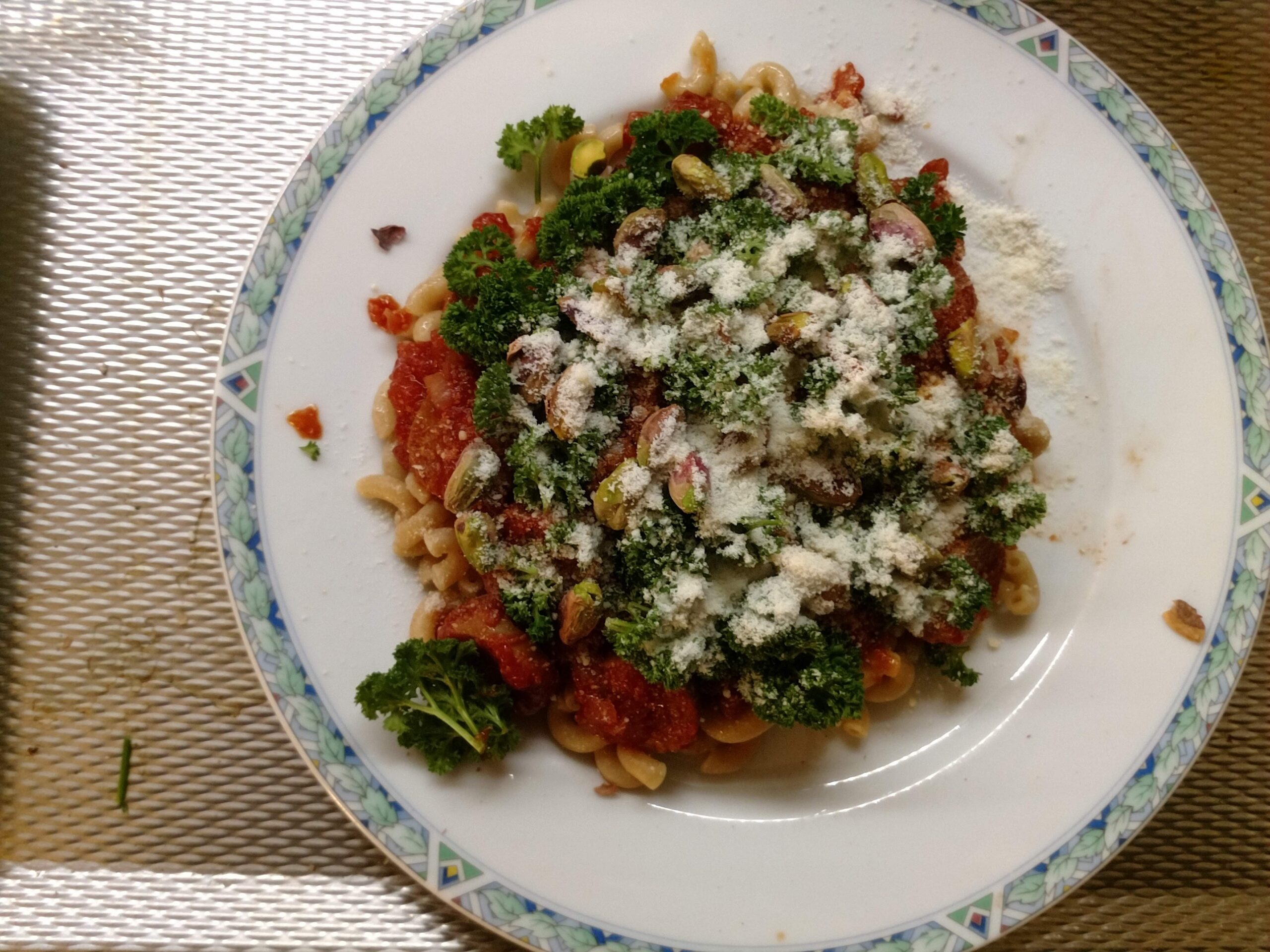 Volkoren macaronie met braadworst in tomatensaus