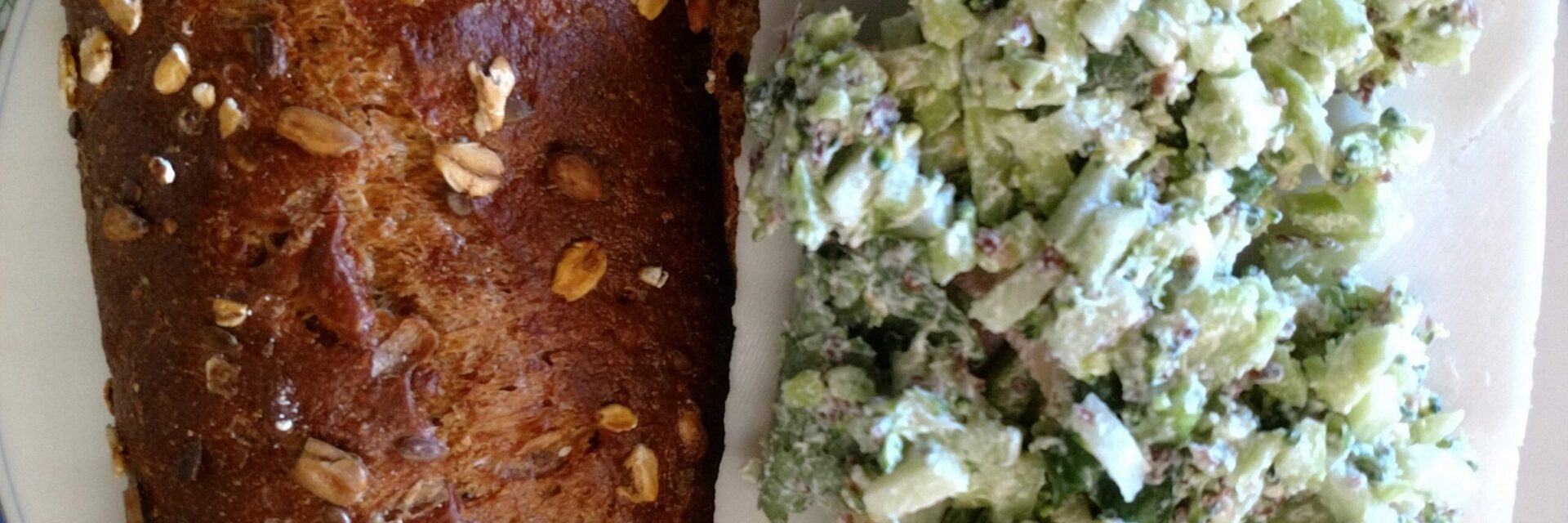 Stokbroodje geitenkaas met broccolirijstsalade